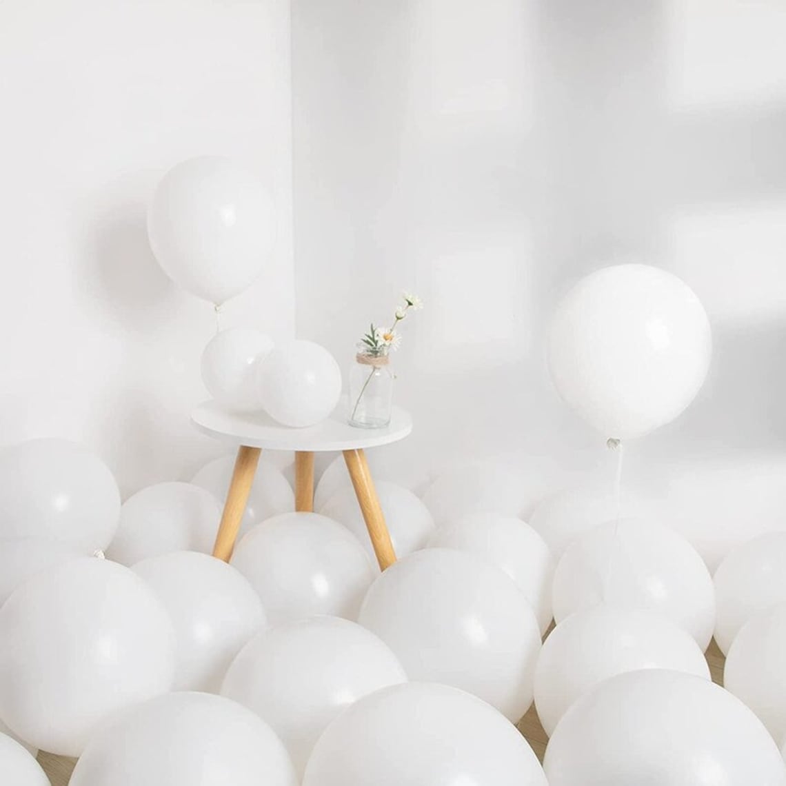 White and Gold Balloon Arch - Timeless Elegance for Luxurious Celebrations!